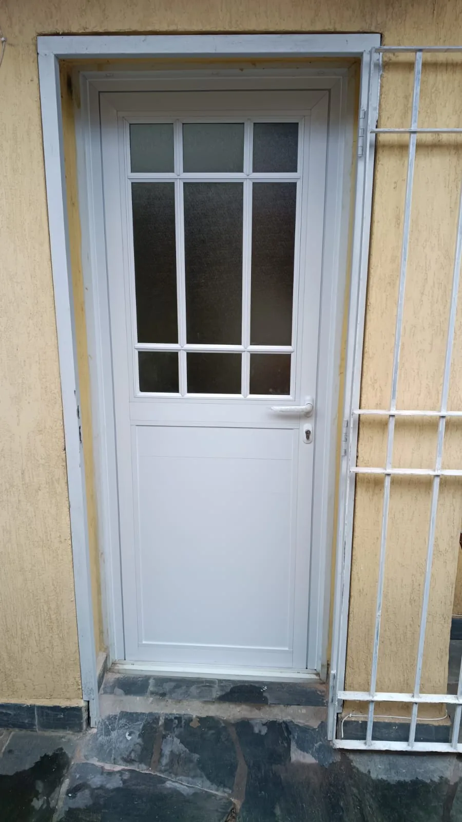 Puertas de aluminio a medida — obra de Alumfer en Buenos Aires