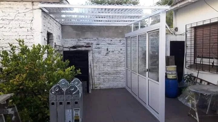 Cerramiento de quincho con aluminio y vidrio — Alumfer