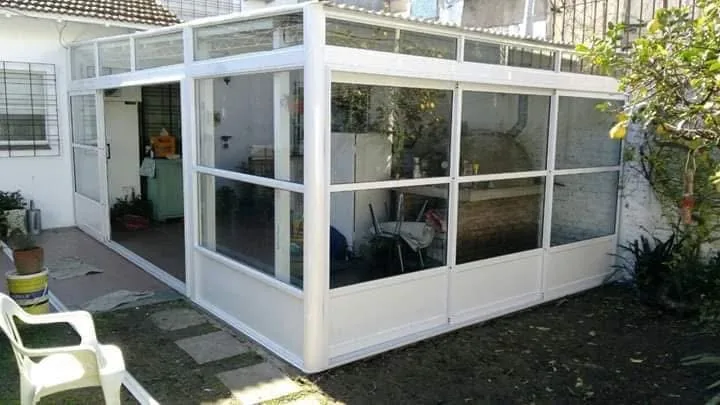 Cerramiento de quincho con aluminio y vidrio — Alumfer