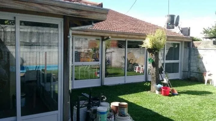 Cerramiento de quincho con aluminio y vidrio — Alumfer